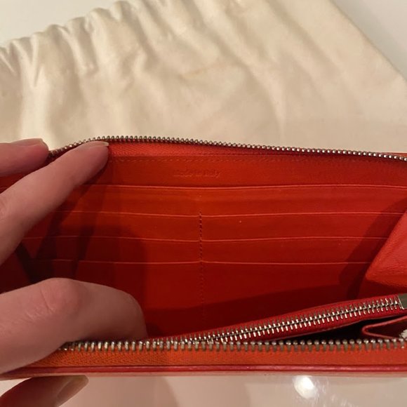 CELINE Zipped Orange Wallet in Grained Calfskin - Picture 8 of 12